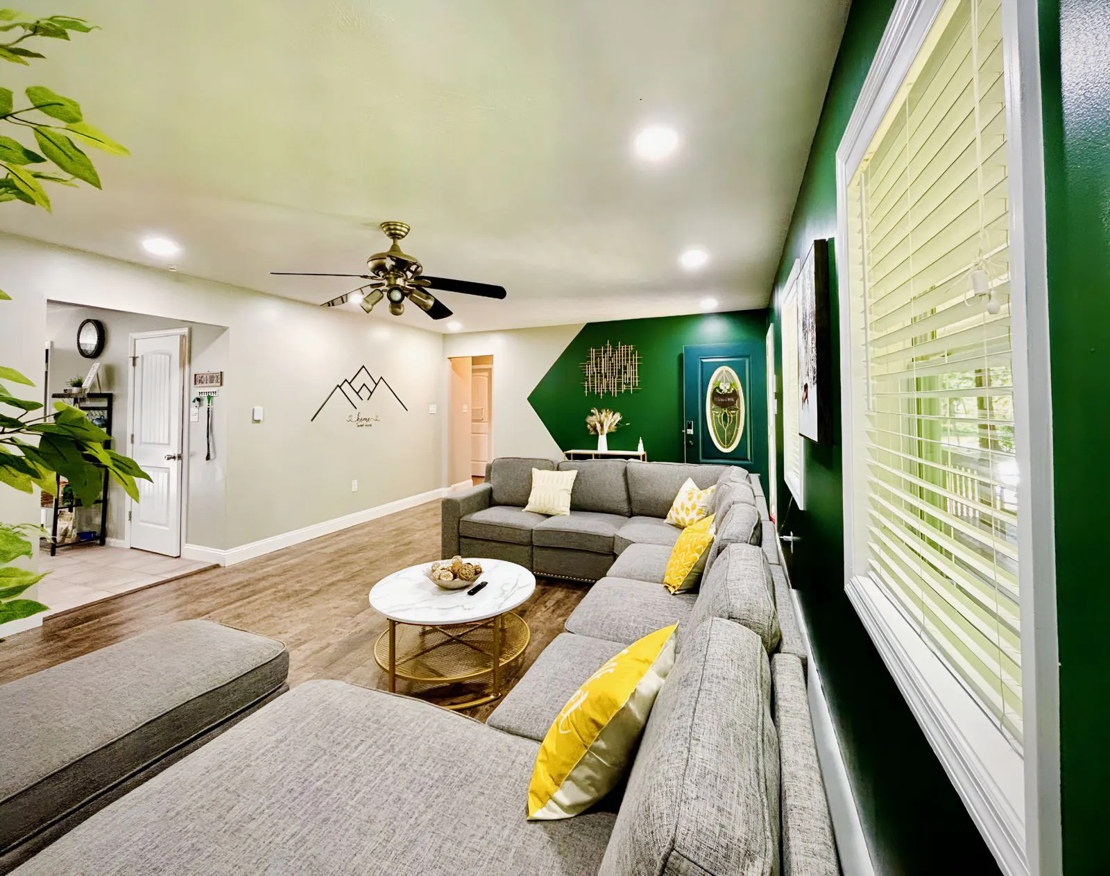 Luxurious mountain living room